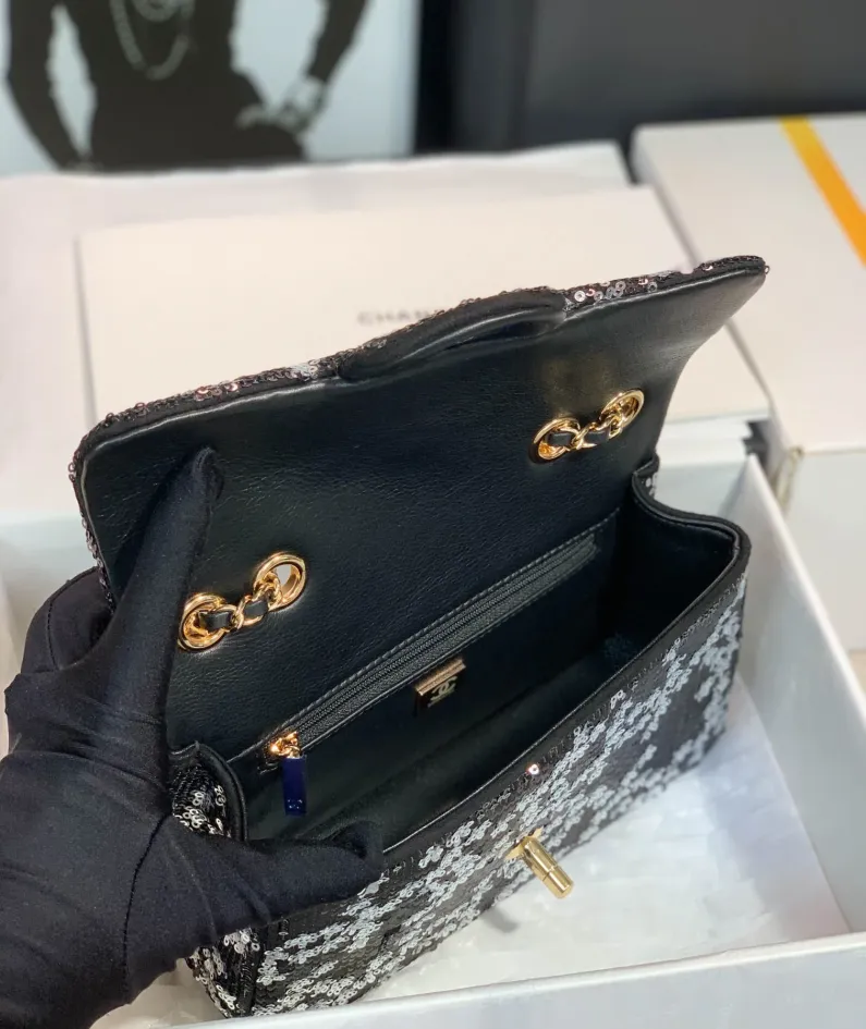 Chanel size: 20cm