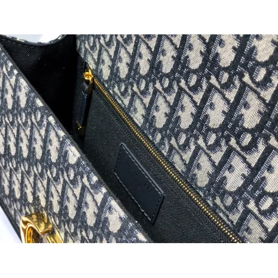 30 Montaigne Chain Crossbody Bag Size: 25.5cm