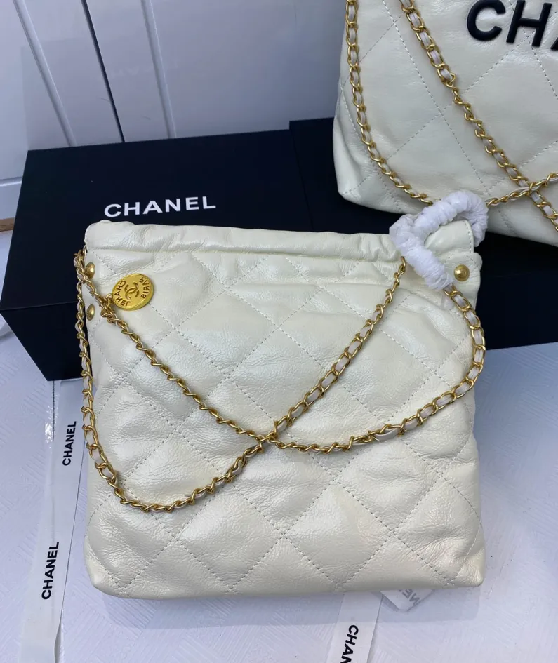 Chanel Underarm Bag Model: 8828 Size: 30*27*7 40*33*8