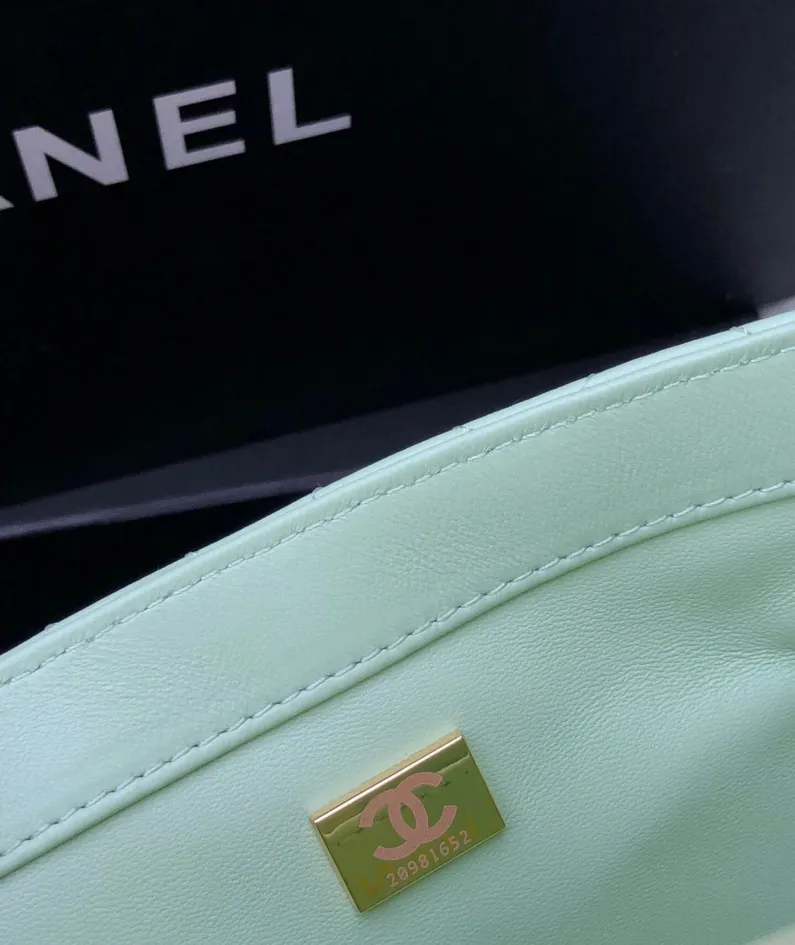Chanel Model: S1160 Size: 26cm