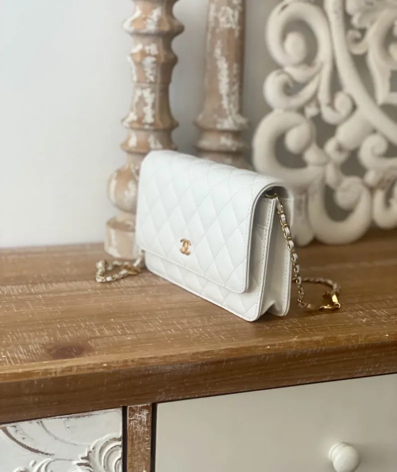 Chanel Size: 19cm Style: 81225 White
