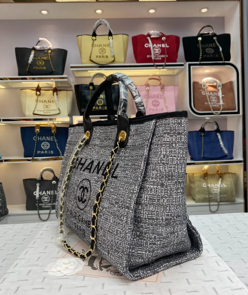 Chanel One Shoulder Handbag Size: 38*30*20 Style: 8820