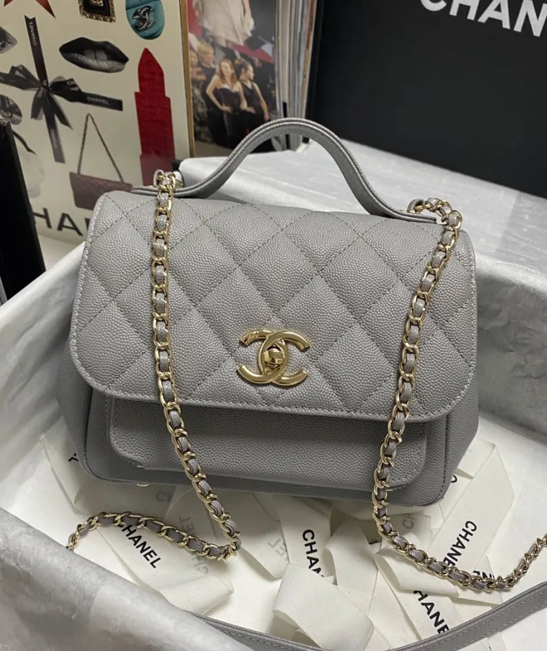CHANEL pearl ball size: 19x7x14cm model number 93749 gray