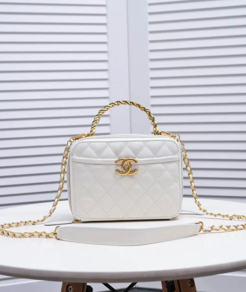Chanel Size: Large 13.5*18.5x7.5cm Style Number: 9055