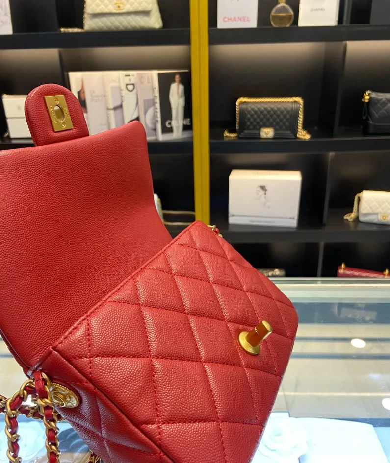 Chanel size: 21x14x6.5cm