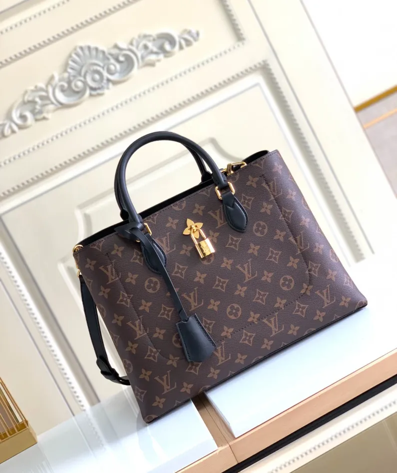 Louis Vuitton Size: 34.0 x 24.0 x 13.0 cm