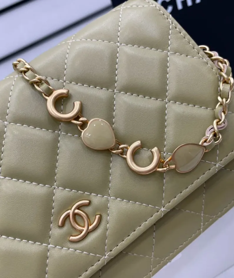 chanel Size: 12.3*19.2*3.5cm Model: A68108