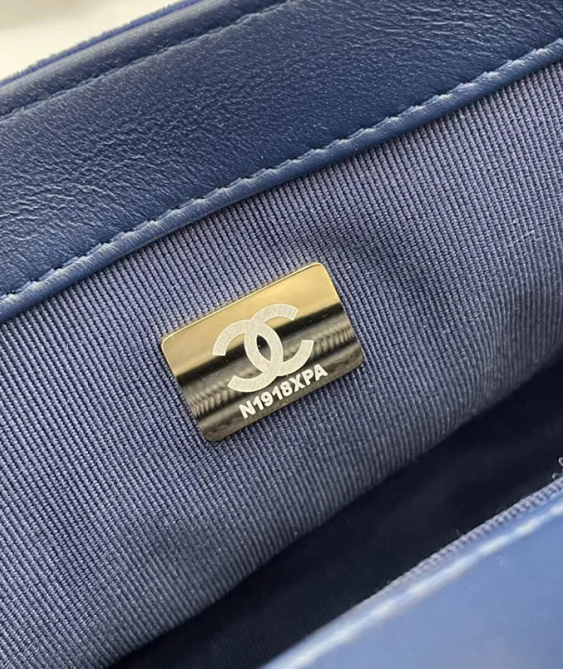 Chanel Size: 20cm