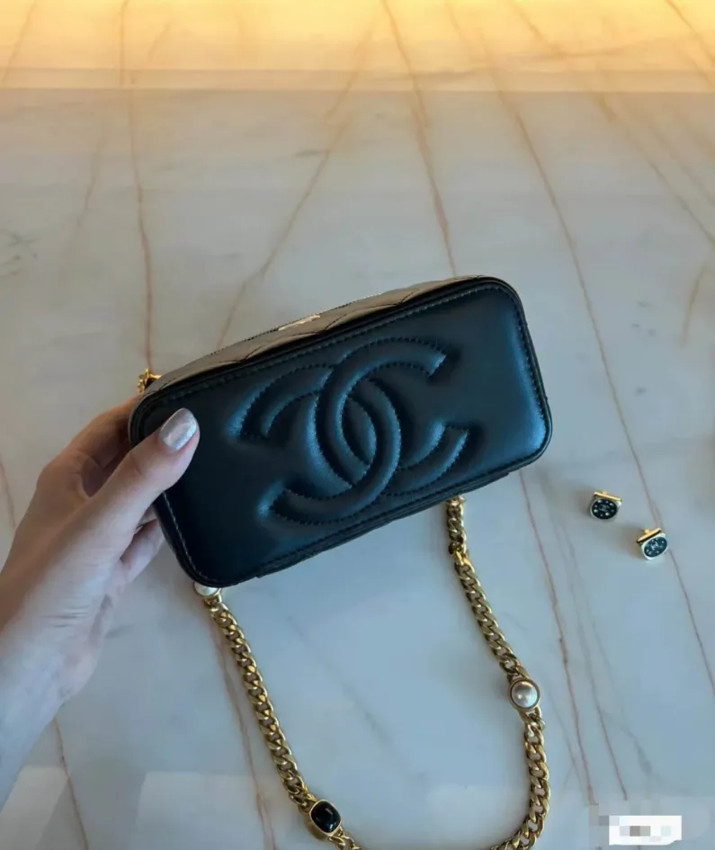 Chanel size: 11*8.5*7cm