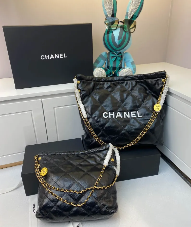 Chanel Underarm Bag Model: 8828 Size: 30*27*7 40*33*8