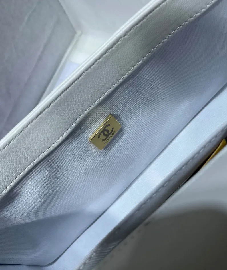 CHANEL Size: 20