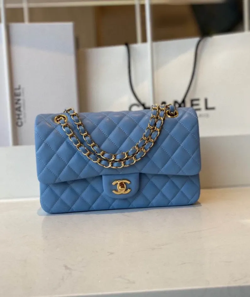 classic flap lambskin light gold buckle classic flap size:25cm