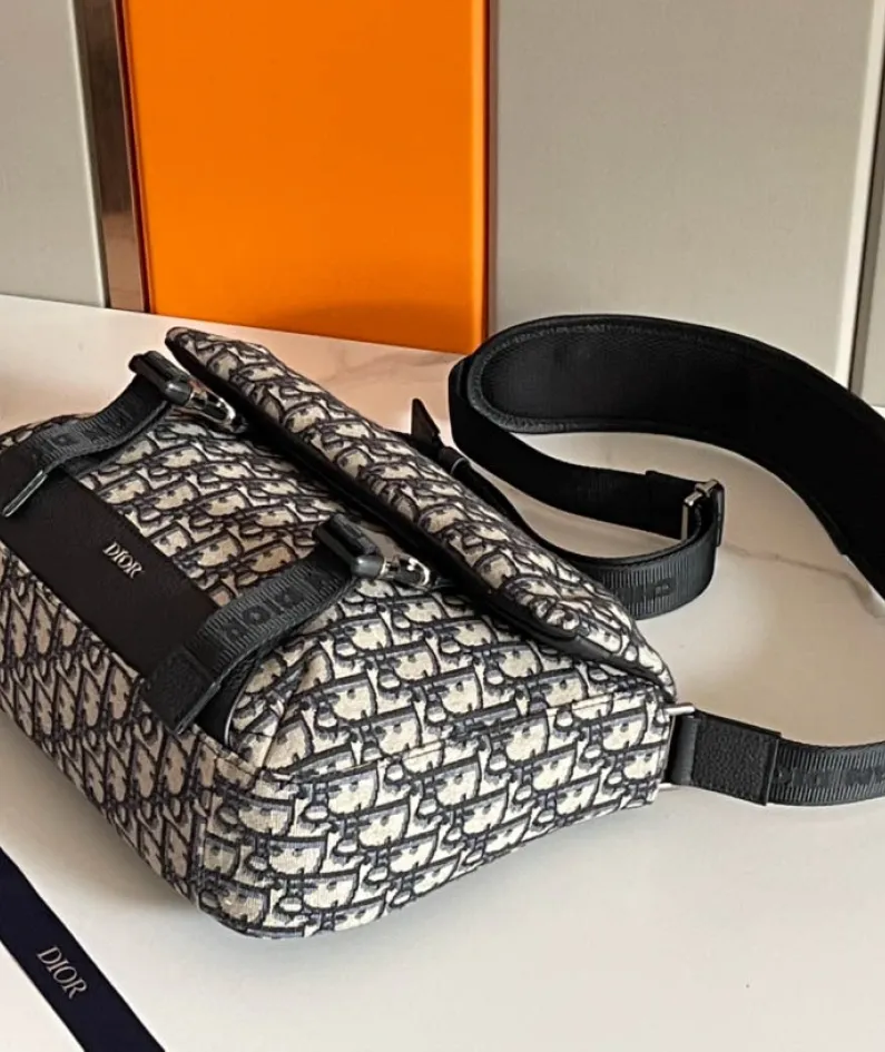Explorer Handbag Size: 31 x 21 x 8 cm