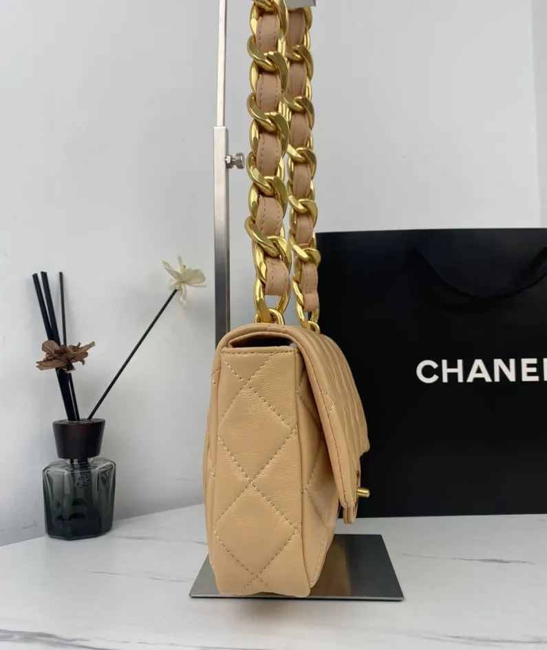 Large Gold Chain Underarm Bag Model Number: As3214