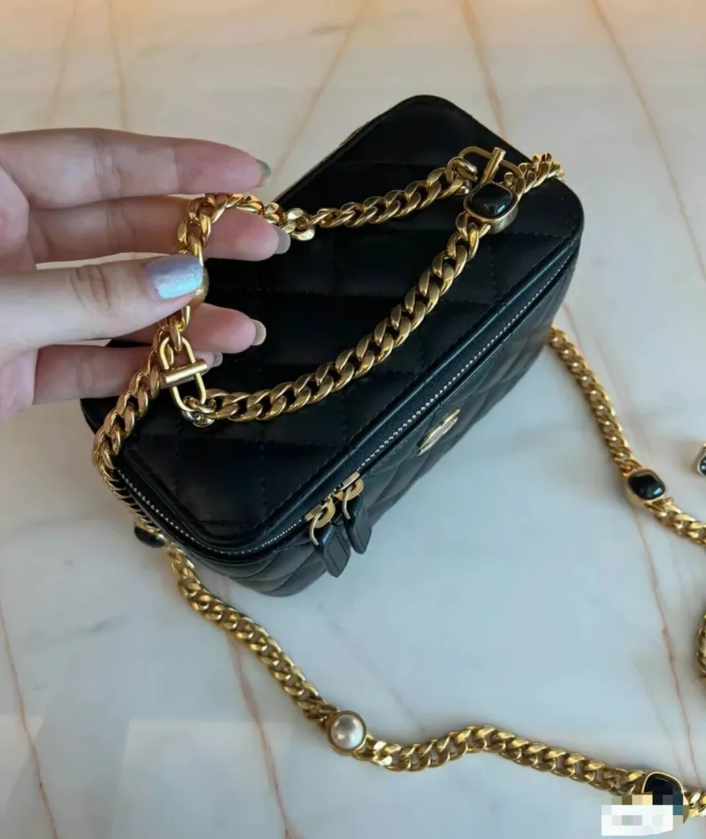 Chanel size: 11*8.5*7cm
