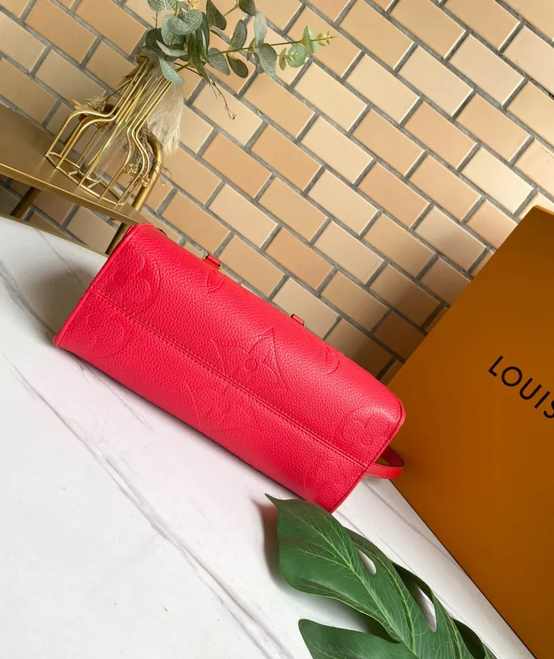 Louis Vuitton Size: 25 x 19 x 11.5 cm