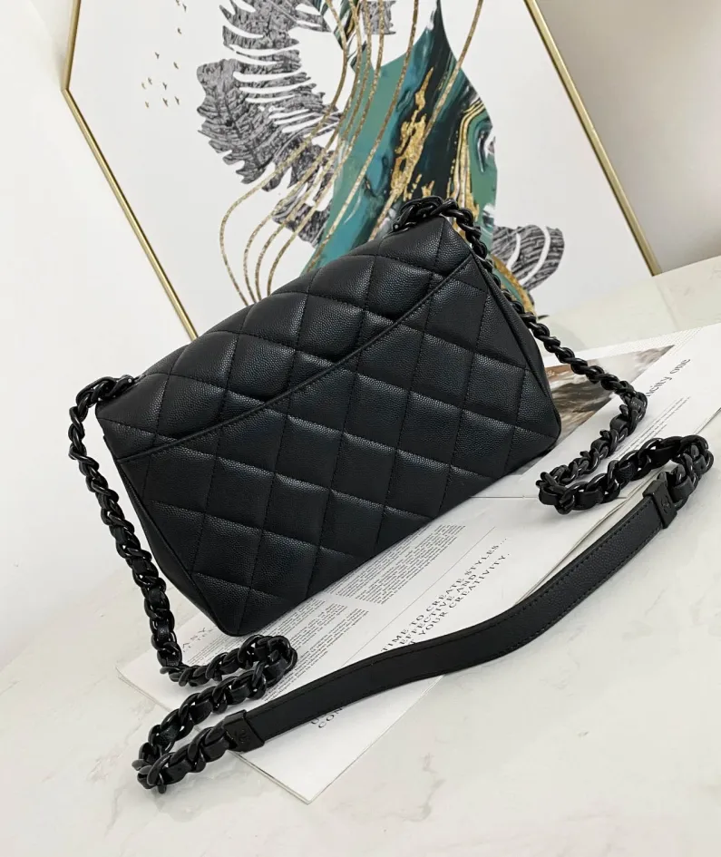 Chanel size: 11*8.5*7cm