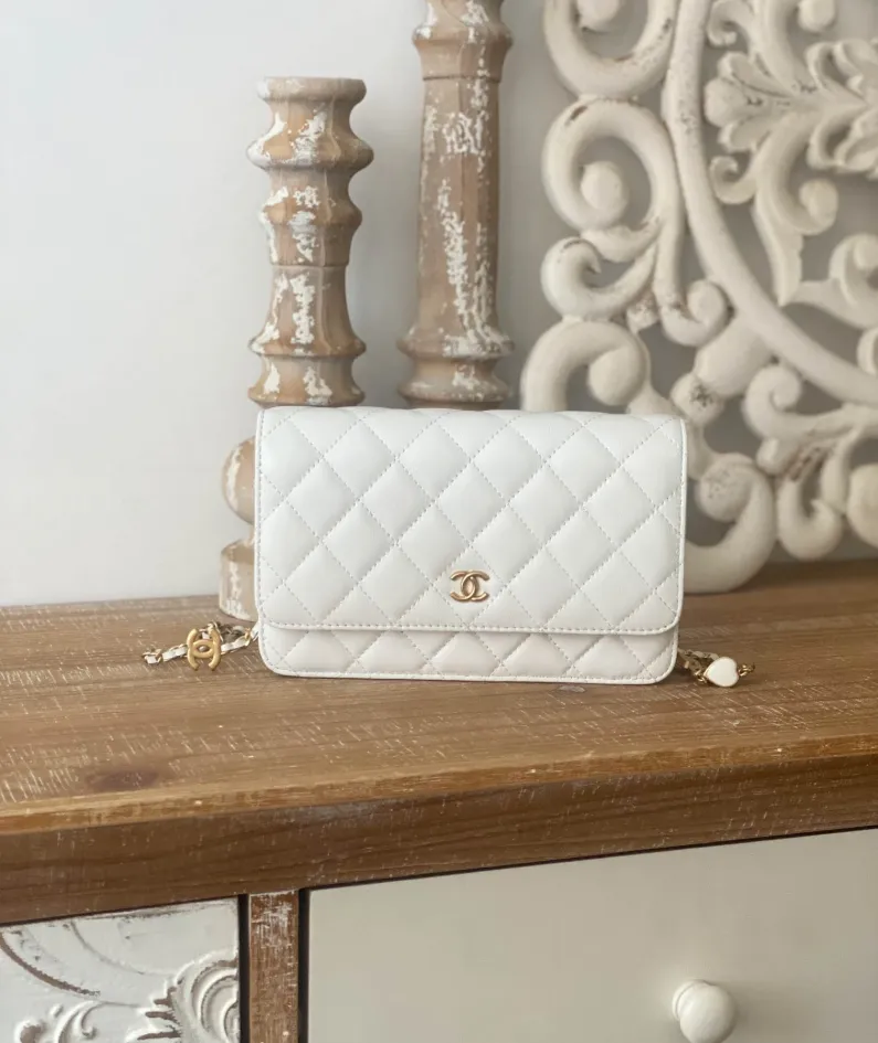 Chanel Size: 19cm Style: 81225 White