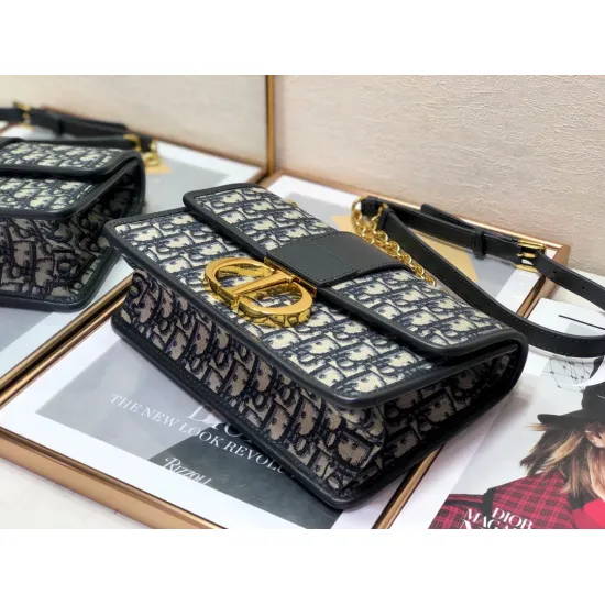 30 Montaigne Chain Crossbody Bag Size: 25.5cm