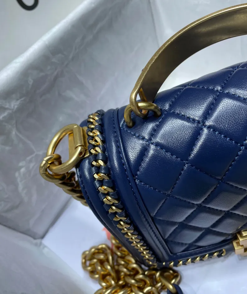 CHANEL wrist bag Size: 20
