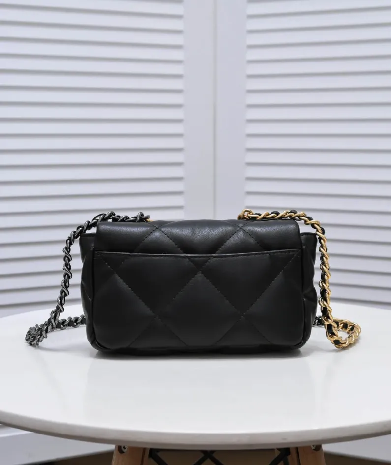 Chanel Style: 9009. Size: 20cm.