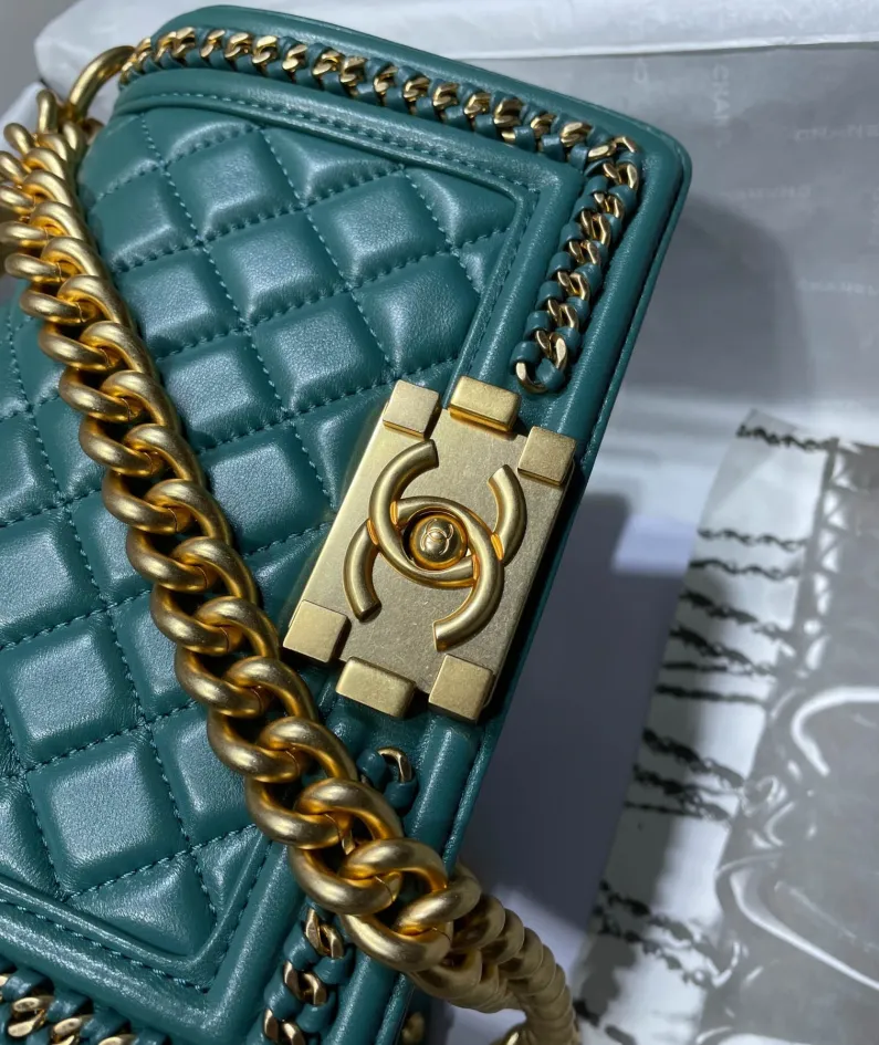 CHANEL Size: 20