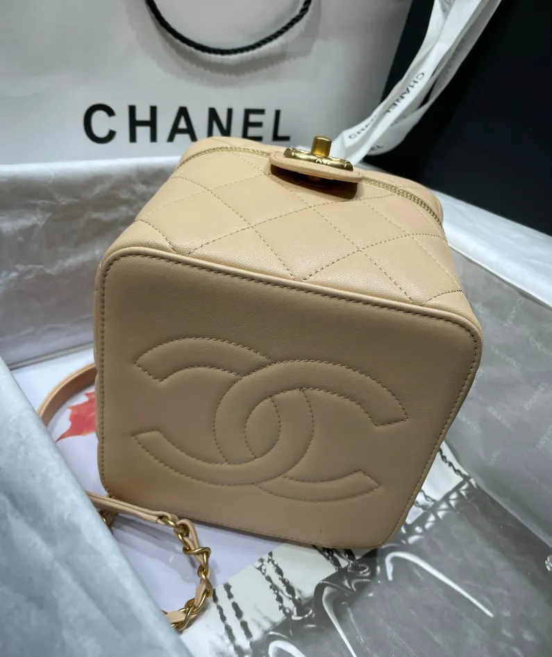 CHANEL Portable ️Crossbody Model: 2020SS ️Size: 16.5*16.5*15