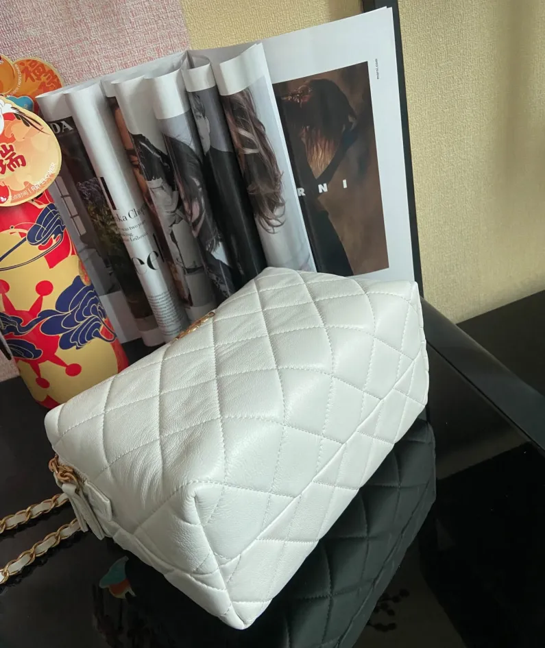 CHANEL Size: 22*10*15