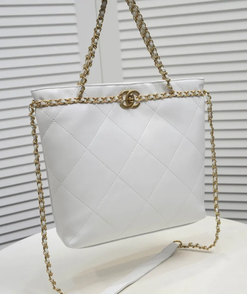 Chanel size: 31x24cm