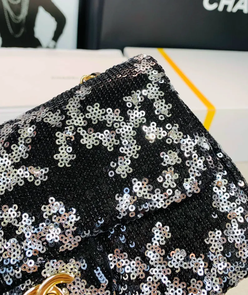 Chanel size: 20cm
