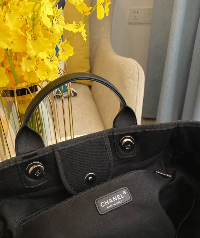 Chanel Model: AS66941 Size: 39cm