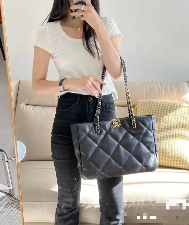 Lambskin Model: AS3519 Size: 30*37*10cm