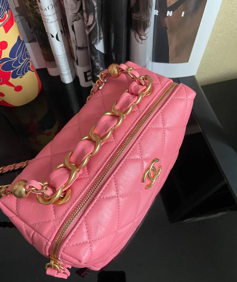 CHANEL Size: 22*10*15