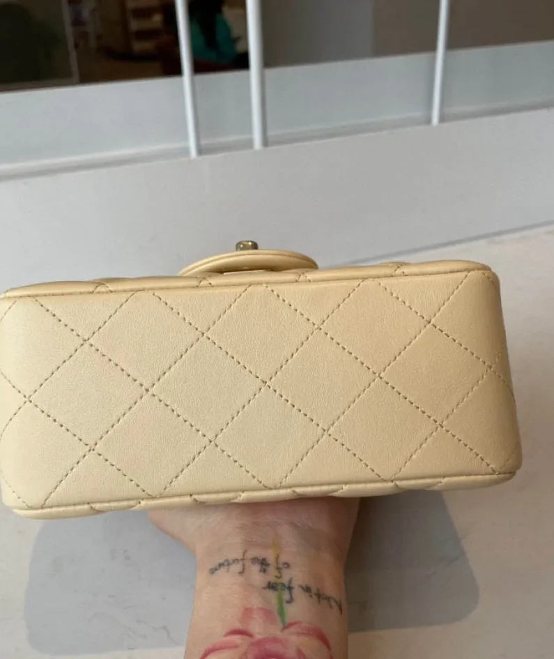 classic flap lambskin light gold buckle classic flap size:17cm
