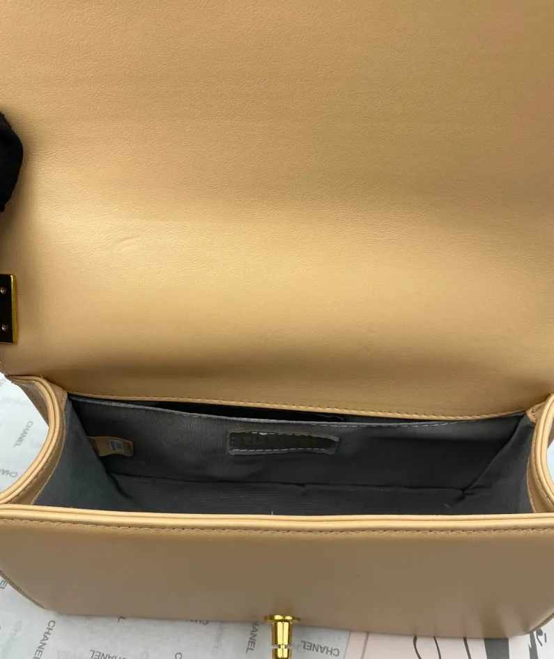 Gilt buckle series Model number: 67086 Size: W25*H14-16*D7.5