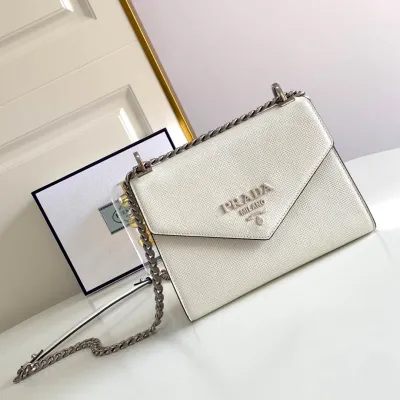 Chain Shoulder Strap Size: 21*14*9.5cm 1BD127