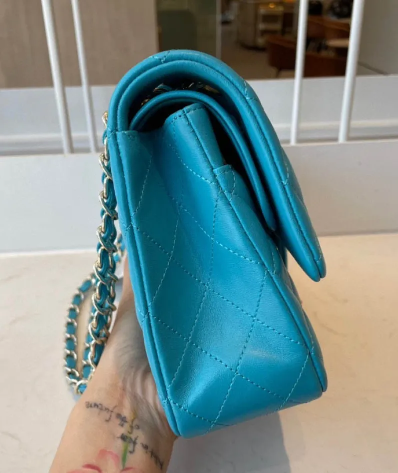 classic flap lambskin light gold buckle classic flap size:25cm