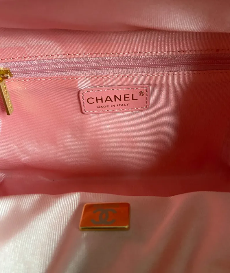 CHANEL Size: 22*10*15