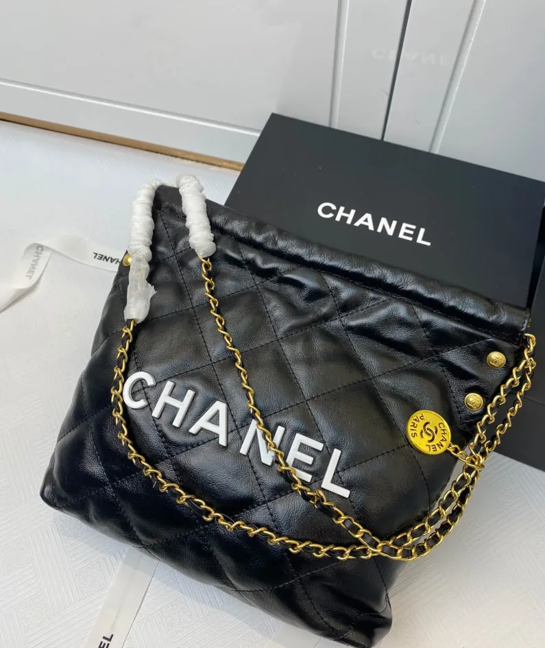 Chanel Underarm Bag Model: 8828 Size: 30*27*7 40*33*8
