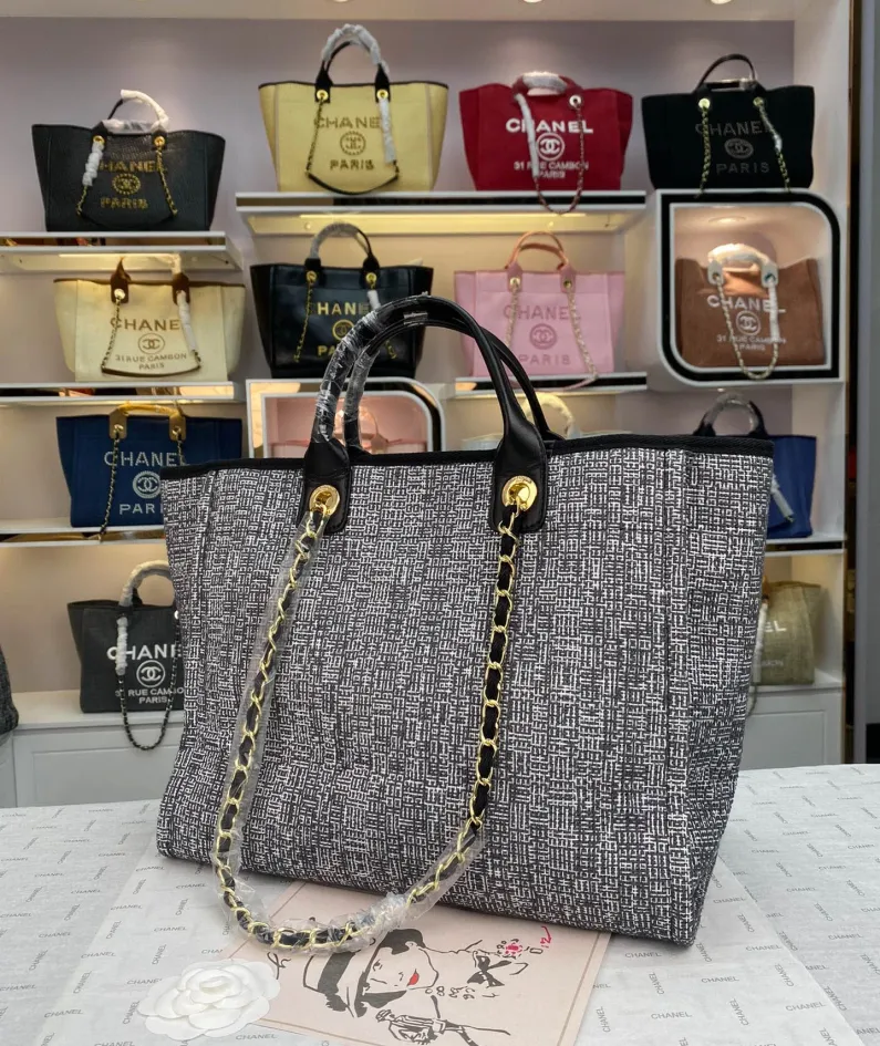 Chanel One Shoulder Handbag Size: 38*30*20 Style: 8820
