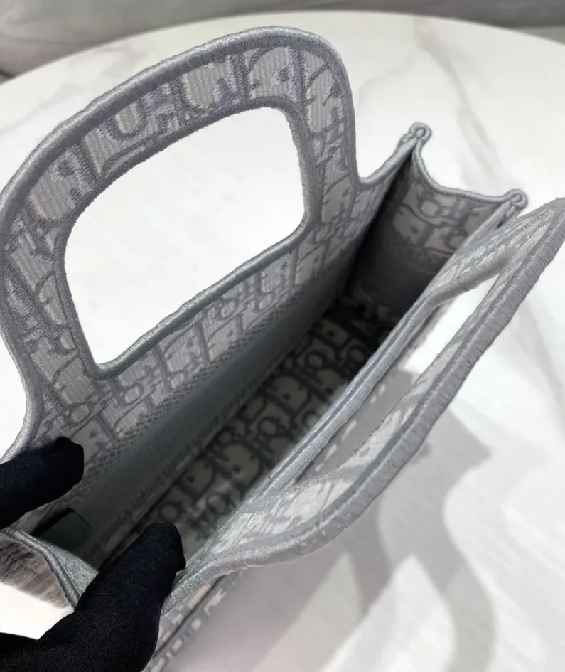 Mini Book tote size: 23x17x7cm