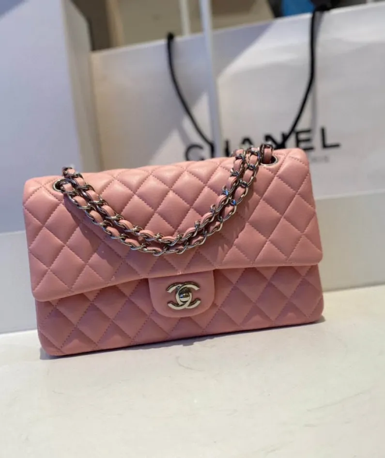 classic flap lambskin light gold buckle classic flap size:25cm