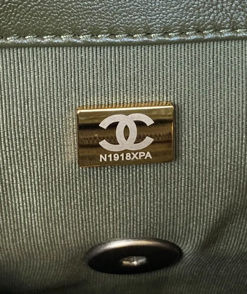 Chanel Size: 19cm Style: 81225 White