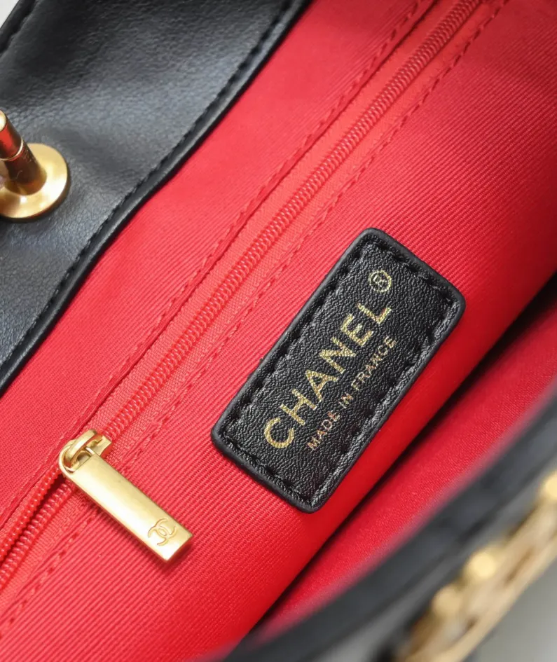 Chanel size: 22x16cm