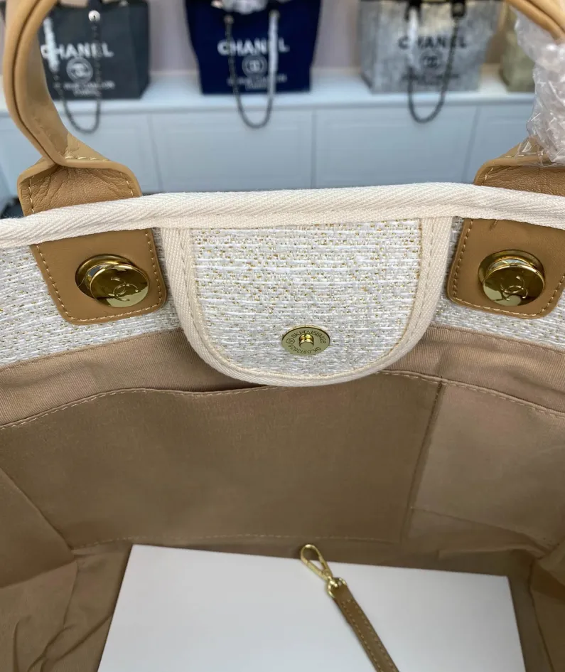 Chanel One Shoulder Handbag Size: 38*30*20 Style: 8820