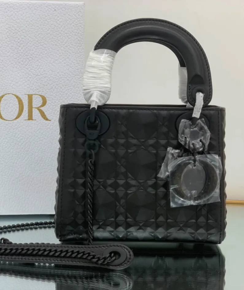 Size: 17 x 7.5x 14cm
