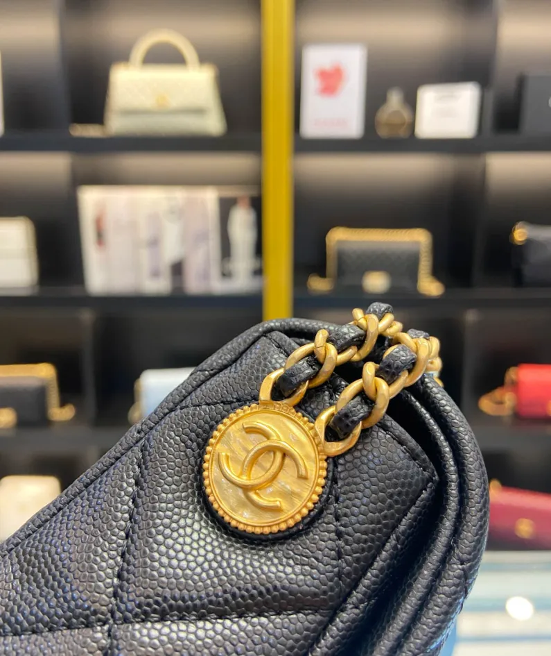 Chanel size: 21x14x6.5cm