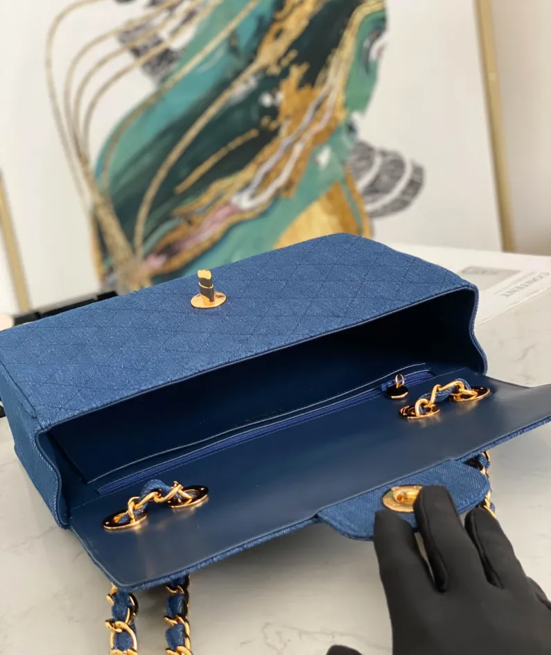 Chanel size 30.21.8cm