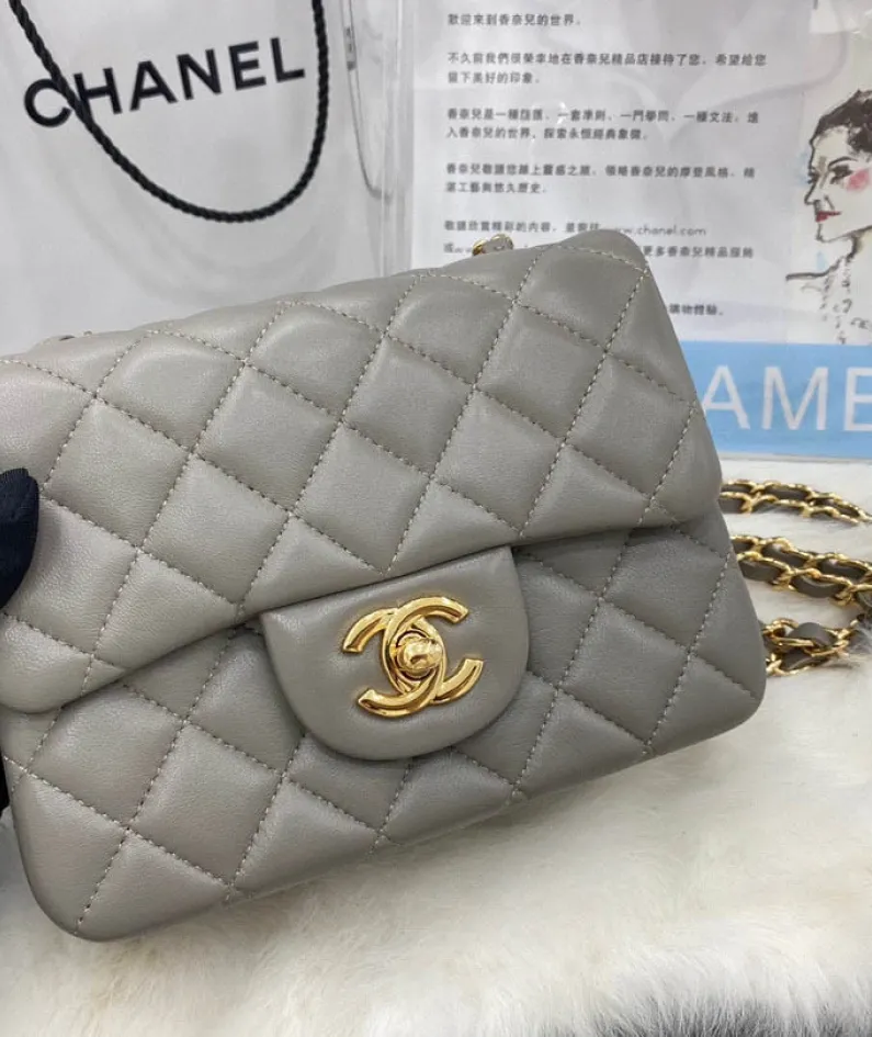 classic flap lambskin light gold buckle classic flap size:17cm