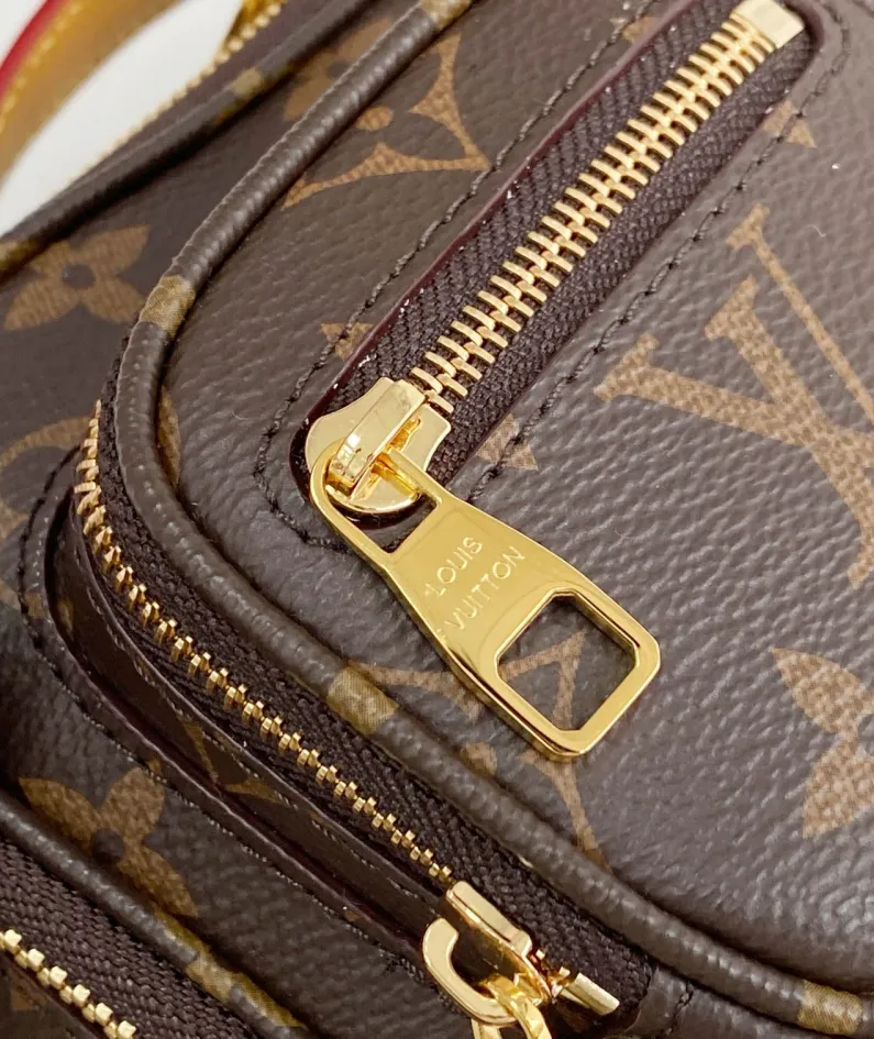 Louis Vuitton Size: 18 x 11 x 10 cm